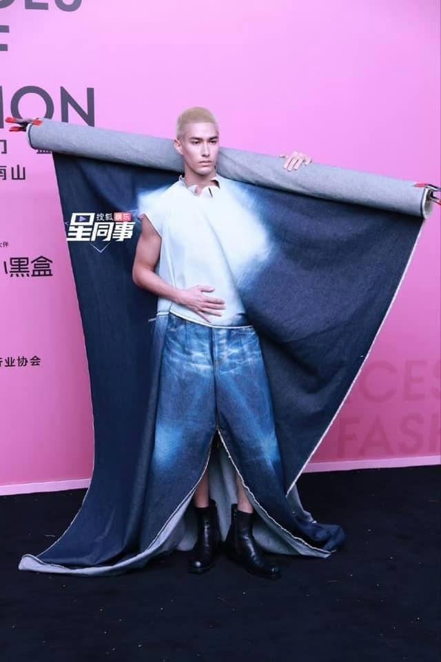 Sốc nhất showbiz: Mỹ nam cơ bắp lên đồ cô dâu lồng lộn đi thảm đỏ, ai dám ngồi cạnh?- Ảnh 7.