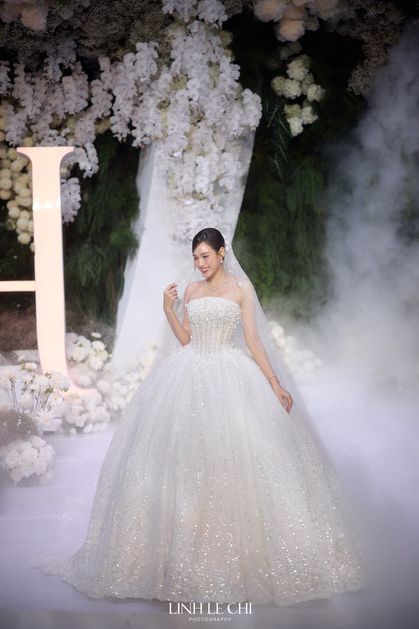 Sự tinh tế của HH Đỗ Hà khi thành cô dâu hào môn: Diện toàn thiết kế Việt, chiếc khoăn voan dài 4m ẩn chứa một điều- Ảnh 7.