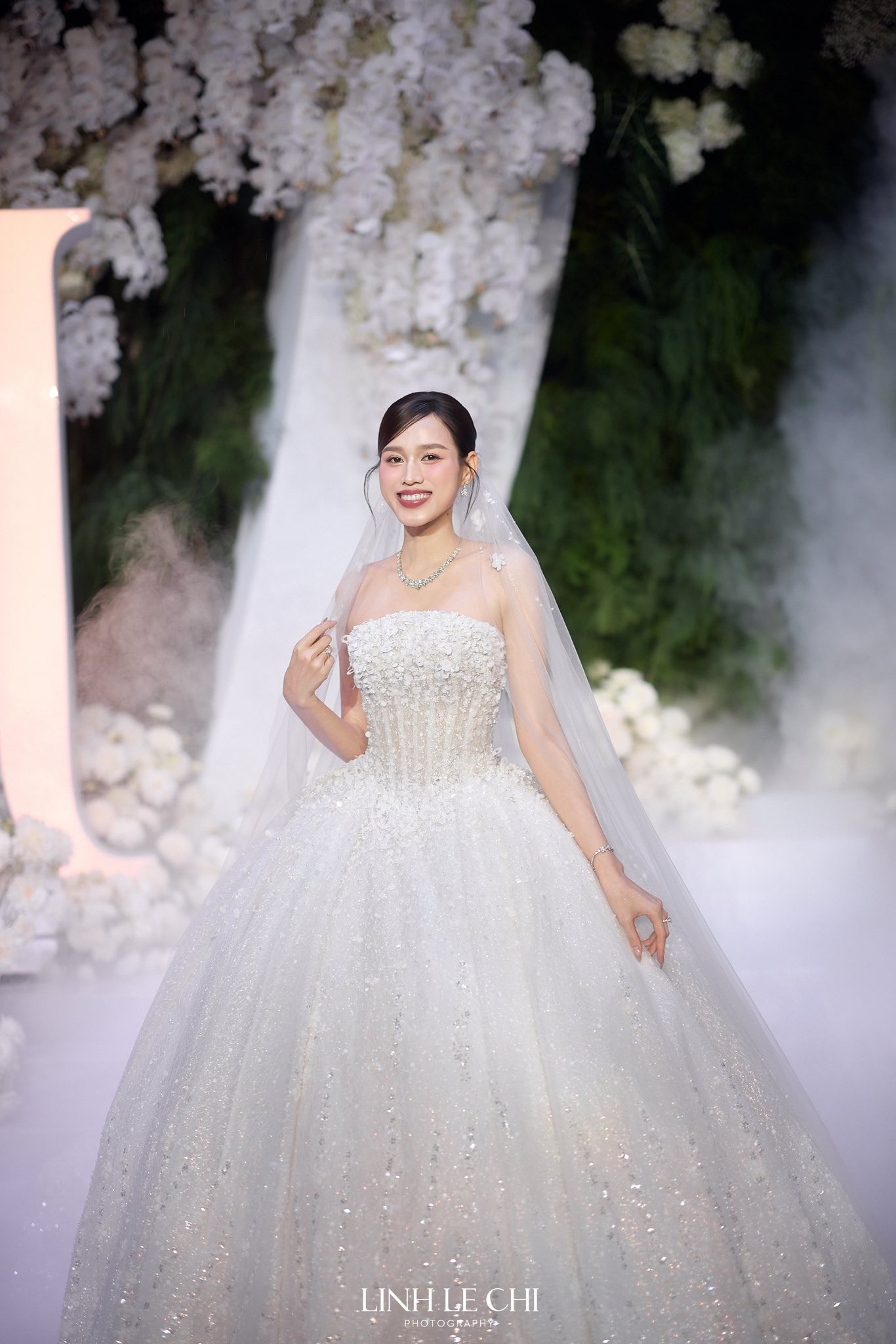 Sự tinh tế của HH Đỗ Hà khi thành cô dâu hào môn: Diện toàn thiết kế Việt, chiếc khoăn voan dài 4m ẩn chứa một điều- Ảnh 6.