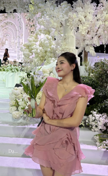 Bất ngờ thân thế cô gái bắt được hoa cưới của Đỗ Hà - Viết Vương- Ảnh 2.