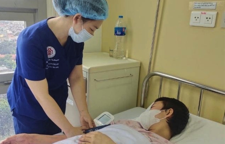 Đau ngực, ra mồ hôi trộm suốt một tháng, cô gái 23 tuổi không ngờ mắc ung thư- Ảnh 1.