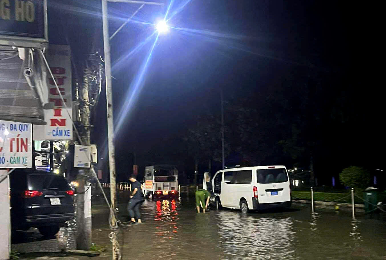 Cần Thơ: Rò rỉ điện khi triều cường dâng cao khiến 2 học sinh tử vong- Ảnh 1.