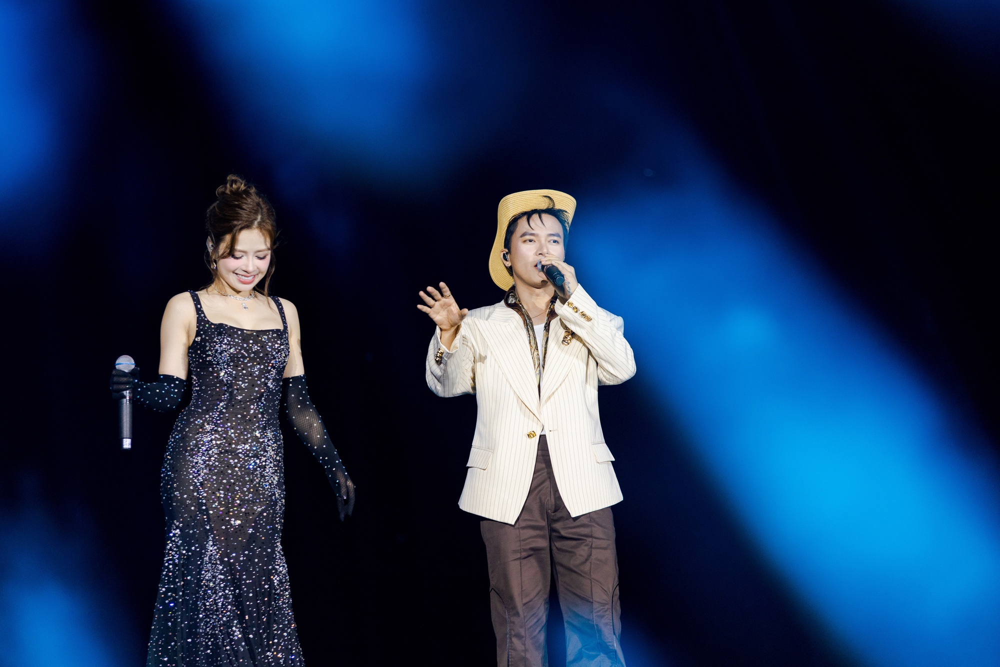SUPERFEST 2025 “thắp sáng” Thủ đô: Anh Tài - Chị Đẹp hội tụ, hàng chục nghìn người cháy hết mình trong đại tiệc âm nhạc lớn nhất tháng 10- Ảnh 10.