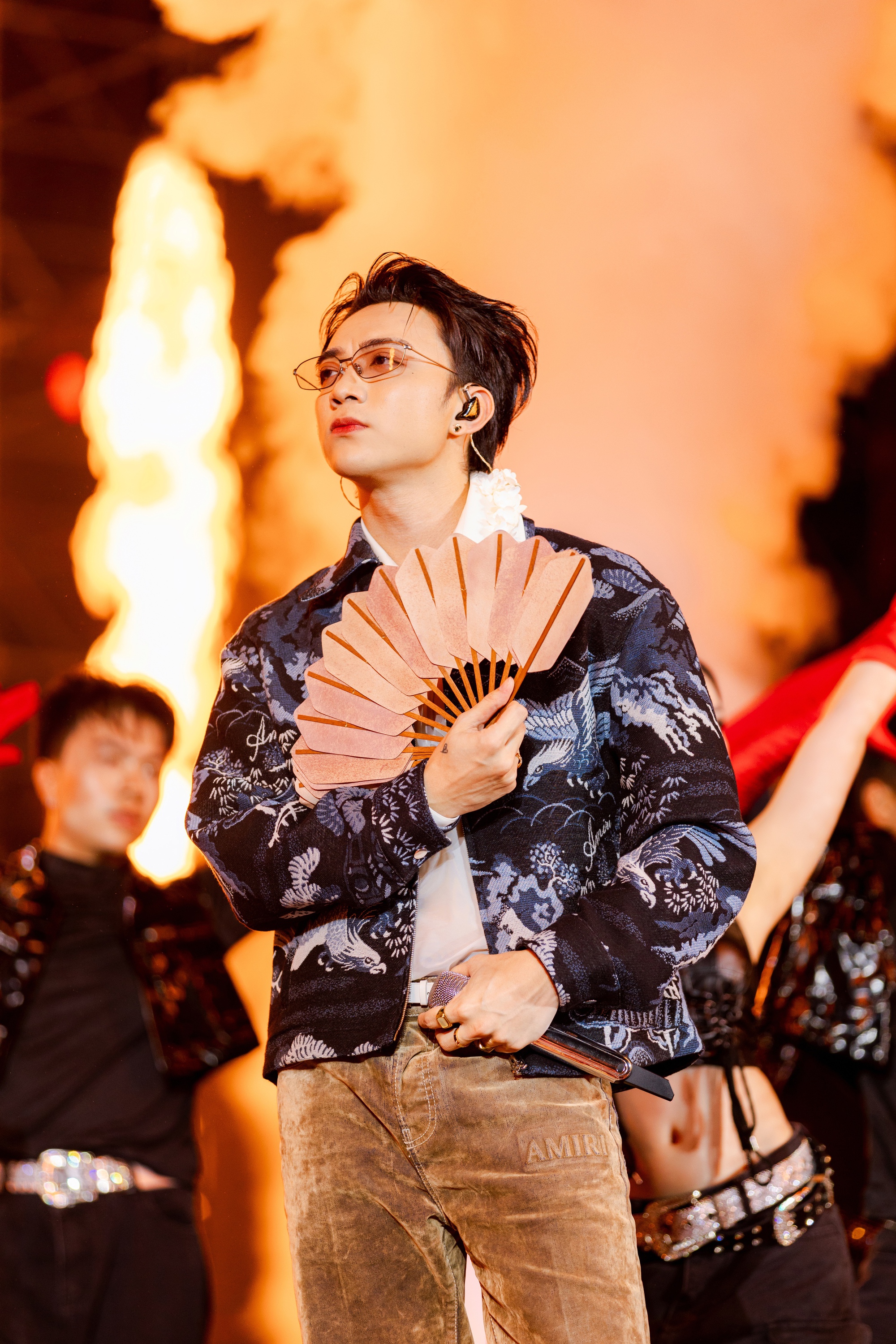 SUPERFEST 2025 “thắp sáng” Thủ đô: Anh Tài - Chị Đẹp hội tụ, hàng chục nghìn người cháy hết mình trong đại tiệc âm nhạc lớn nhất tháng 10- Ảnh 12.
