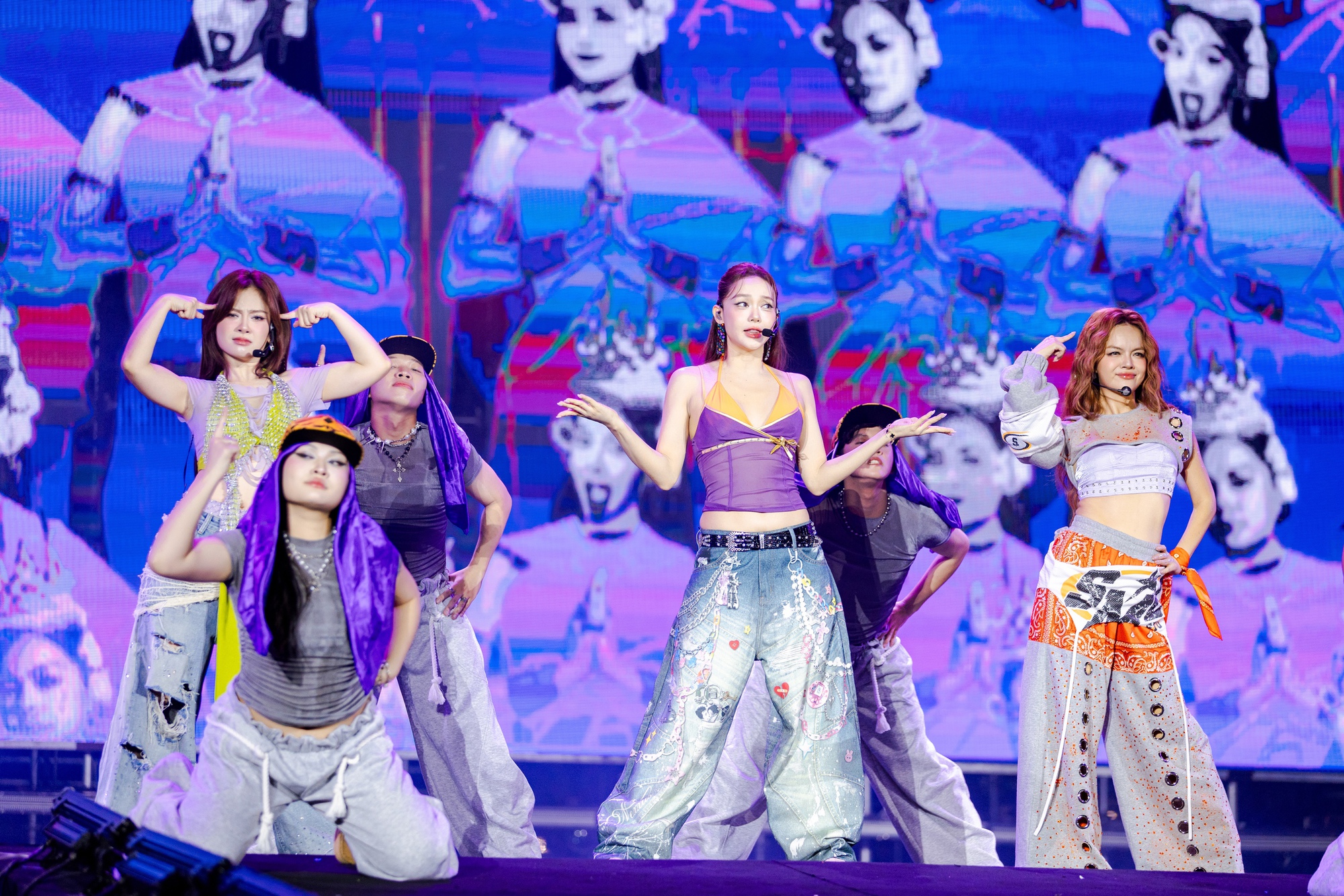 SUPERFEST 2025 “thắp sáng” Thủ đô: Anh Tài - Chị Đẹp hội tụ, hàng chục nghìn người cháy hết mình trong đại tiệc âm nhạc lớn nhất tháng 10- Ảnh 13.