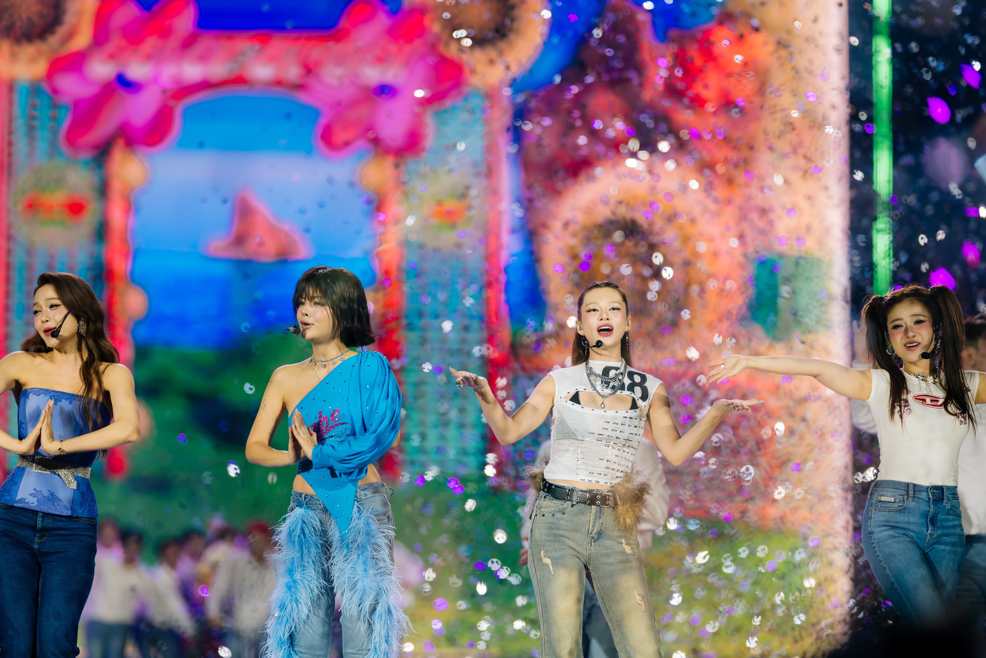SUPERFEST 2025 “thắp sáng” Thủ đô: Anh Tài - Chị Đẹp hội tụ, hàng chục nghìn người cháy hết mình trong đại tiệc âm nhạc lớn nhất tháng 10- Ảnh 14.