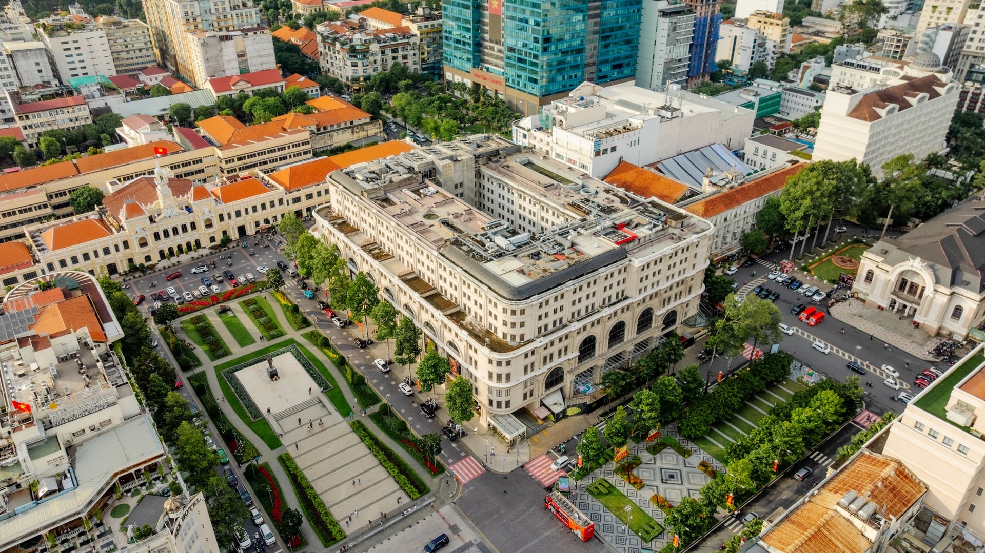 Ngắm tòa nhà đầu tiên kết nối với ga metro: Nơi Hermès, Dior, Bvlgari hội tụ, từng 'nằm trong tay' tỷ phú Phạm Nhật Vượng- Ảnh 2.