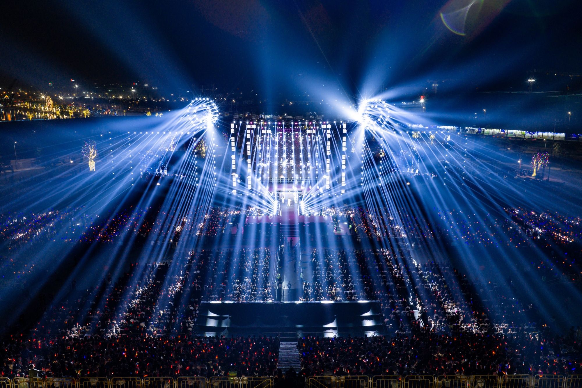 SUPERFEST 2025 “thắp sáng” Thủ đô: Anh Tài - Chị Đẹp hội tụ, hàng chục nghìn người cháy hết mình trong đại tiệc âm nhạc lớn nhất tháng 10- Ảnh 2.