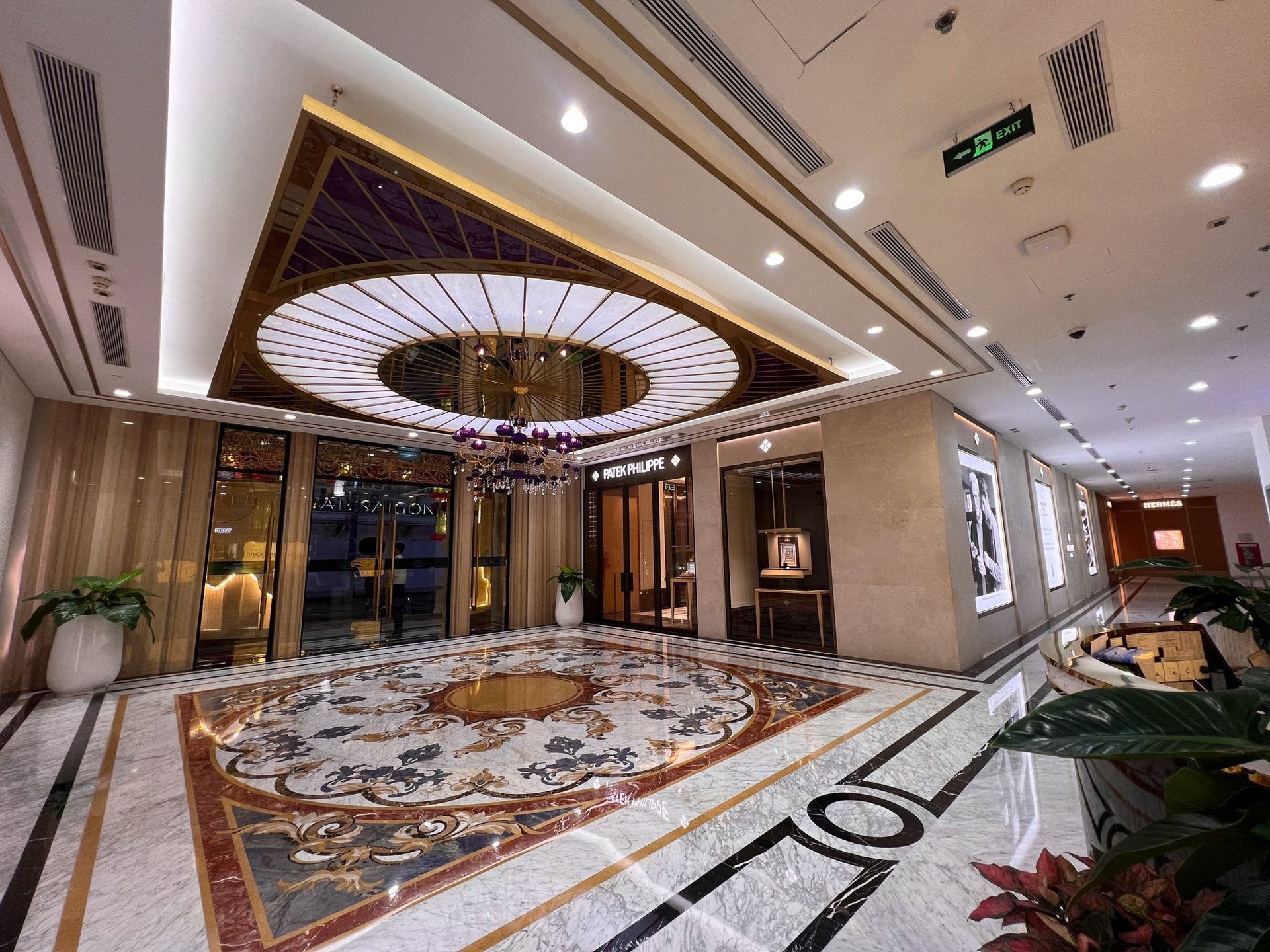 Ngắm tòa nhà đầu tiên kết nối với ga metro: Nơi Hermès, Dior, Bvlgari hội tụ, từng 'nằm trong tay' tỷ phú Phạm Nhật Vượng- Ảnh 5.