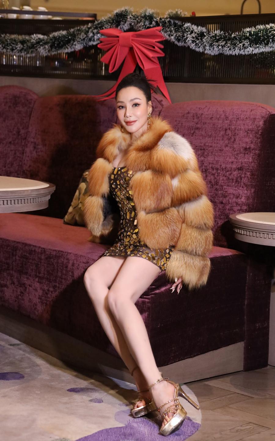 Nữ nghệ sĩ là 