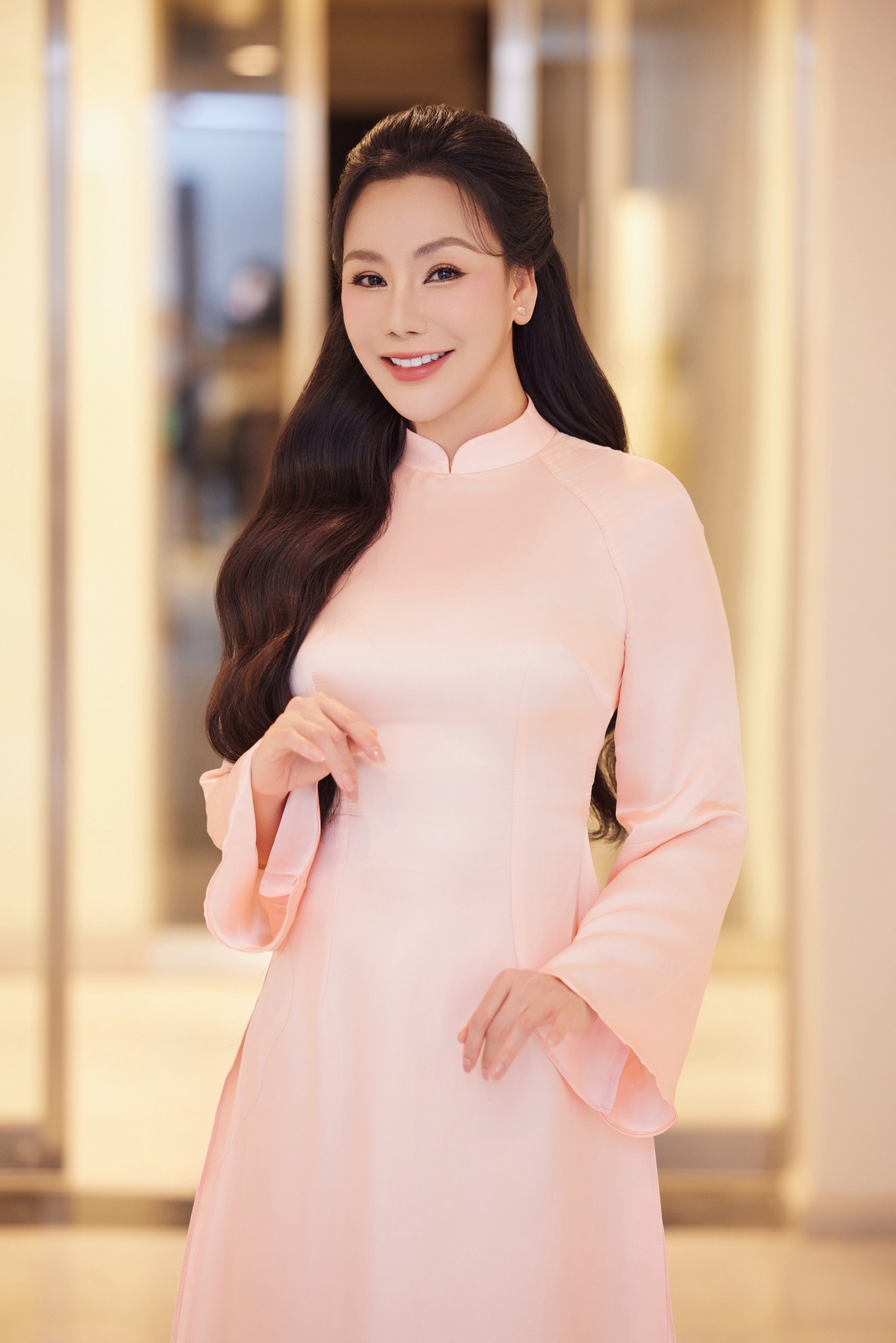 Nữ nghệ sĩ là 