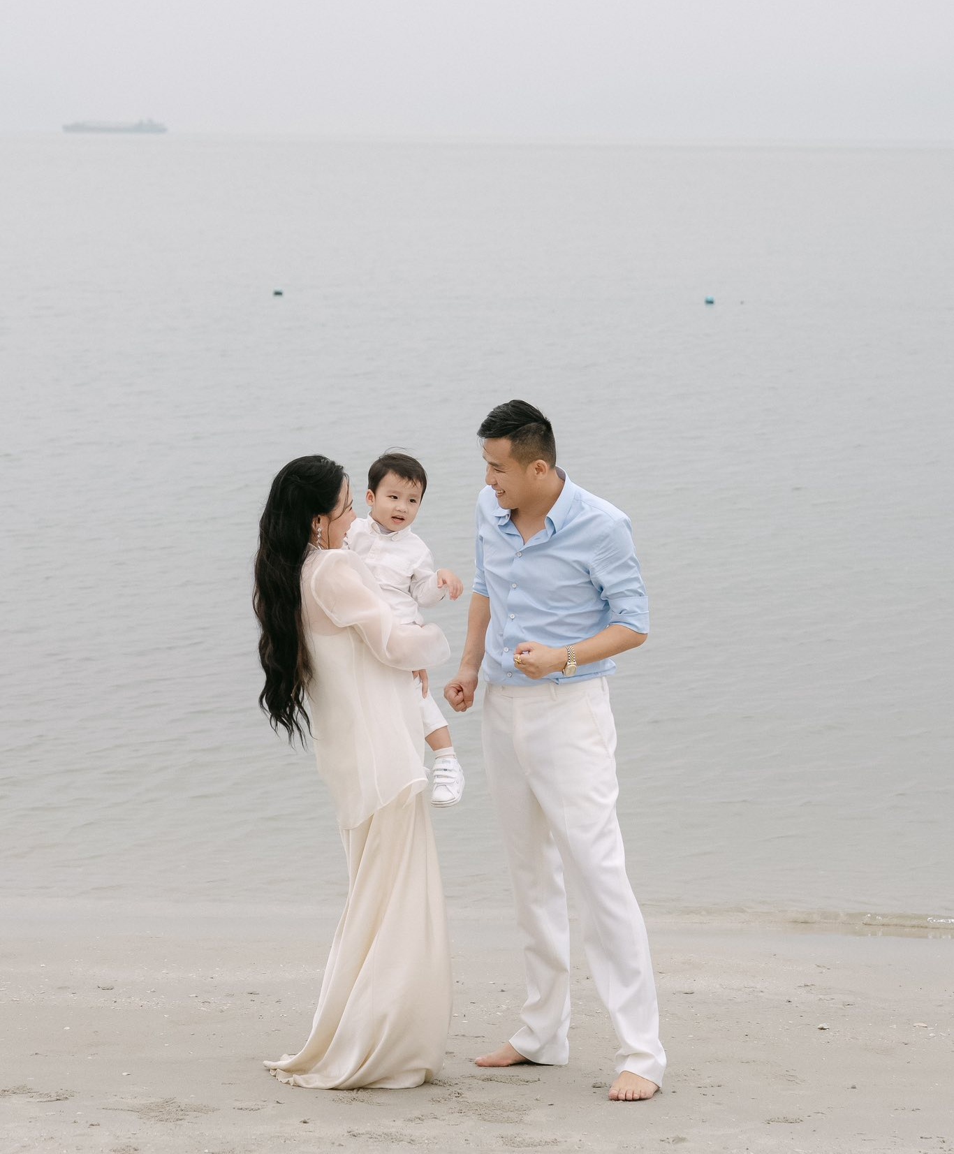 Nữ nghệ sĩ là 