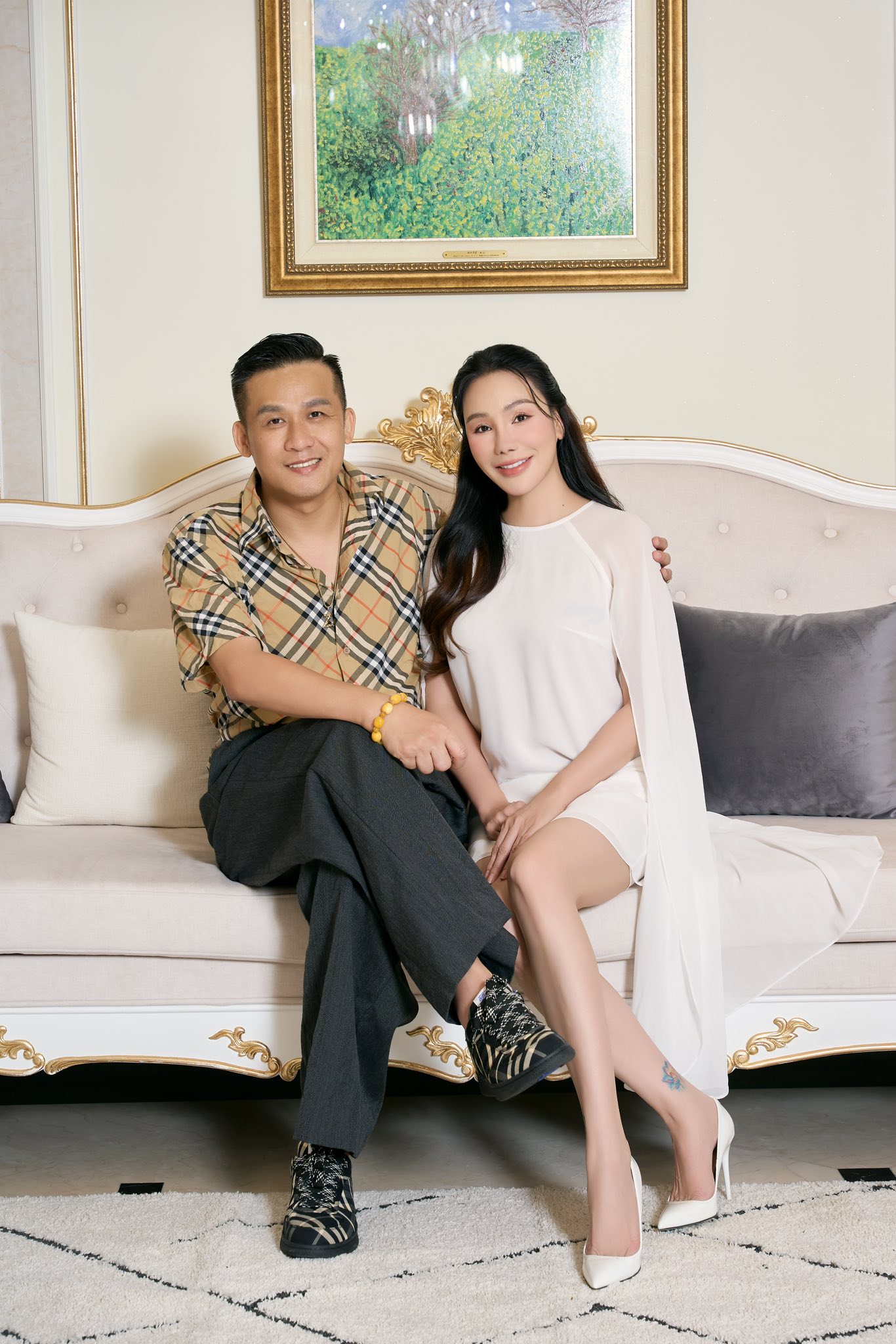 Nữ nghệ sĩ là 