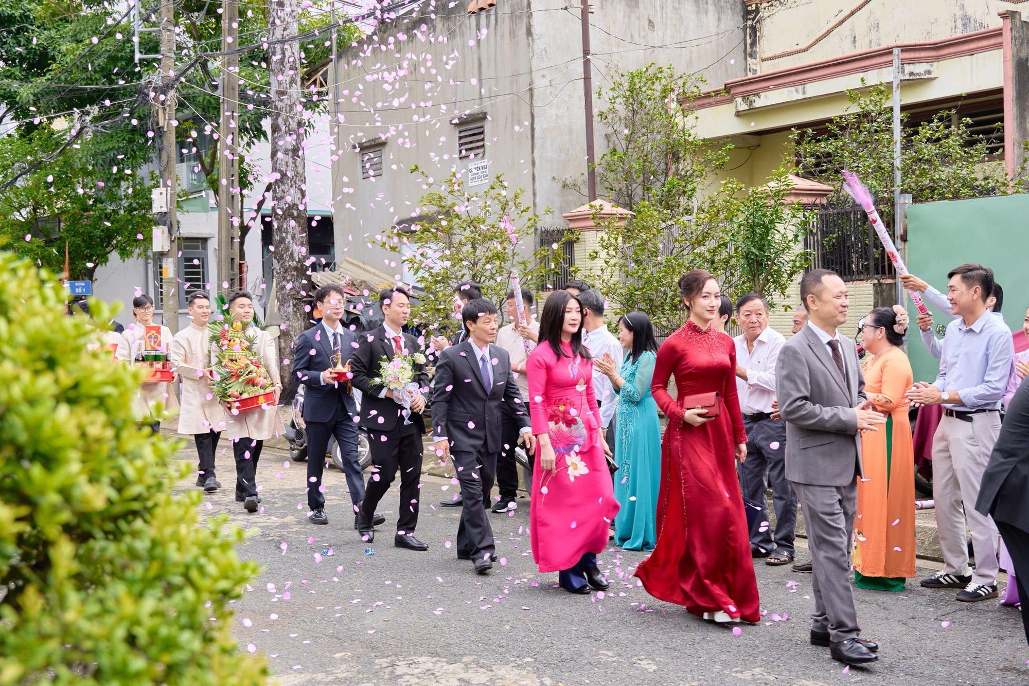 "Mẹ chồng trẻ nhất nước", giống diễn viên Phương Anh Đào: Danh tính hé lộ điều thú vị- Ảnh 6. "Mẹ chồng trẻ nhất nước", giống diễn viên Phương Anh Đào: Danh tính hé lộ điều thú vị- Ảnh 6.