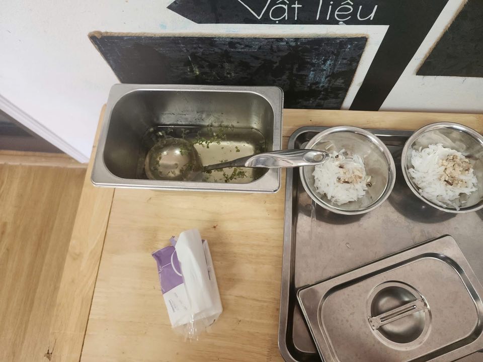 1 trường Hà Nội lên tiếng sau khi phụ huynh "bóc phốt" 2 vấn đề nghiêm trọng: Rất cầu thị nhưng vẫn có gì đó "sai sai"!- Ảnh 1.