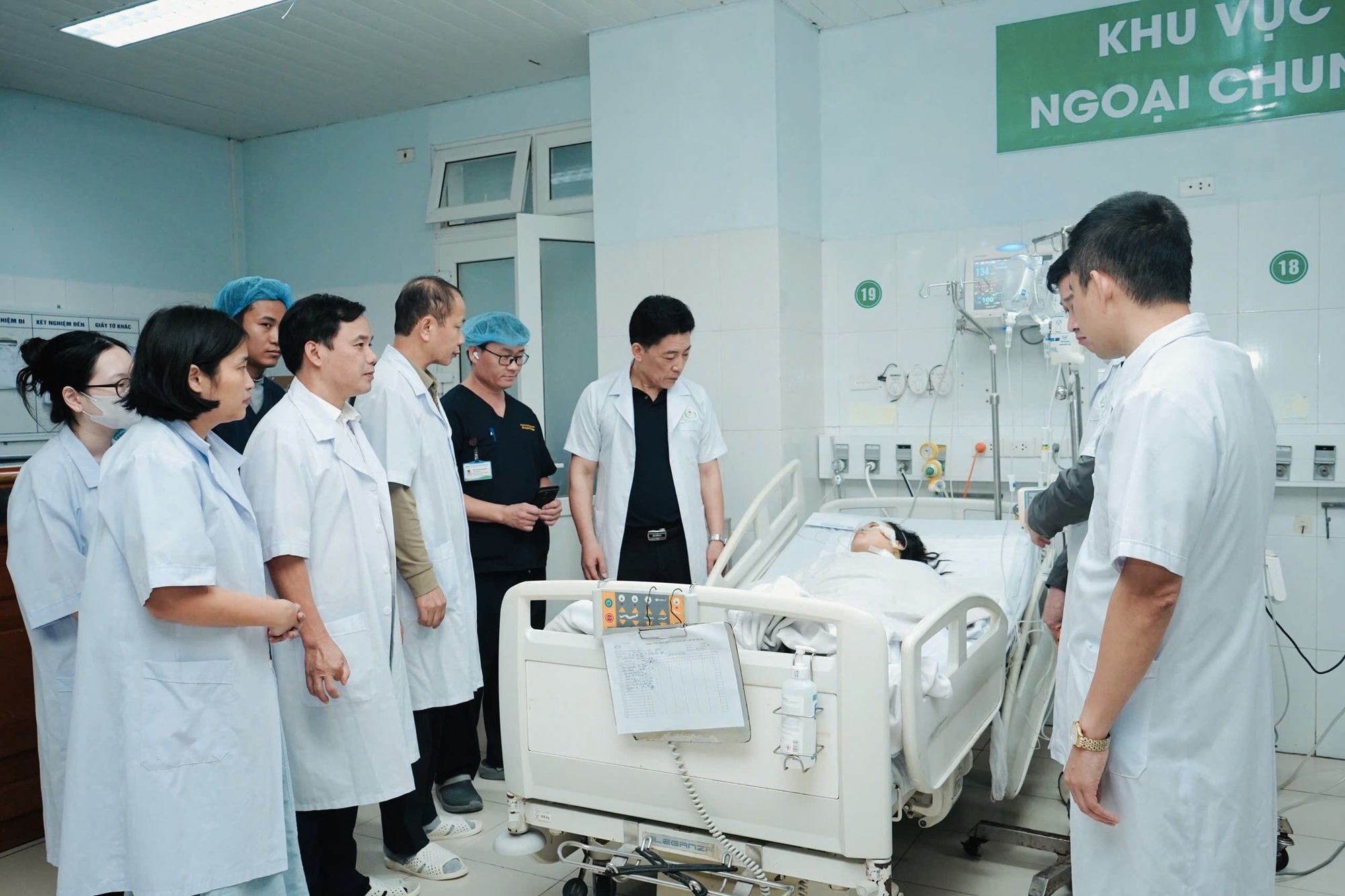 Nữ điều dưỡng bị đâm 11 nhát khi cứu cháu bé khỏi tay kẻ cuồng loạn Bằng Văn Vỹ- Ảnh 1.