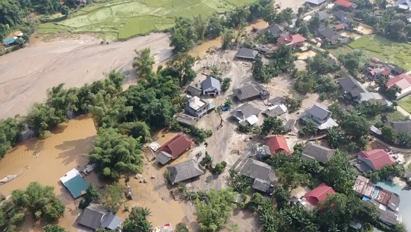 Hơn 100.000 m³ cát trôi vào ngôi làng tại Lào Cai trị giá khoảng 20- 30 tỷ đồng- Ảnh 1.