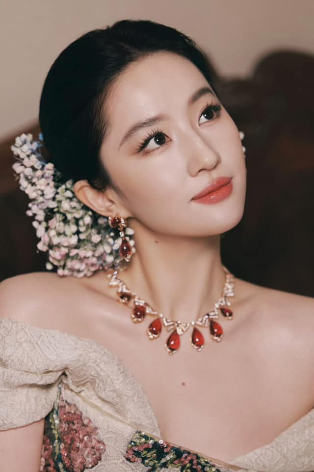Nhìn ảnh mới của Lưu Diệc Phi mới thấy: Nét tướng “ngậm ngọc trong miệng”, cả đời hưởng phú quý- Ảnh 3.
