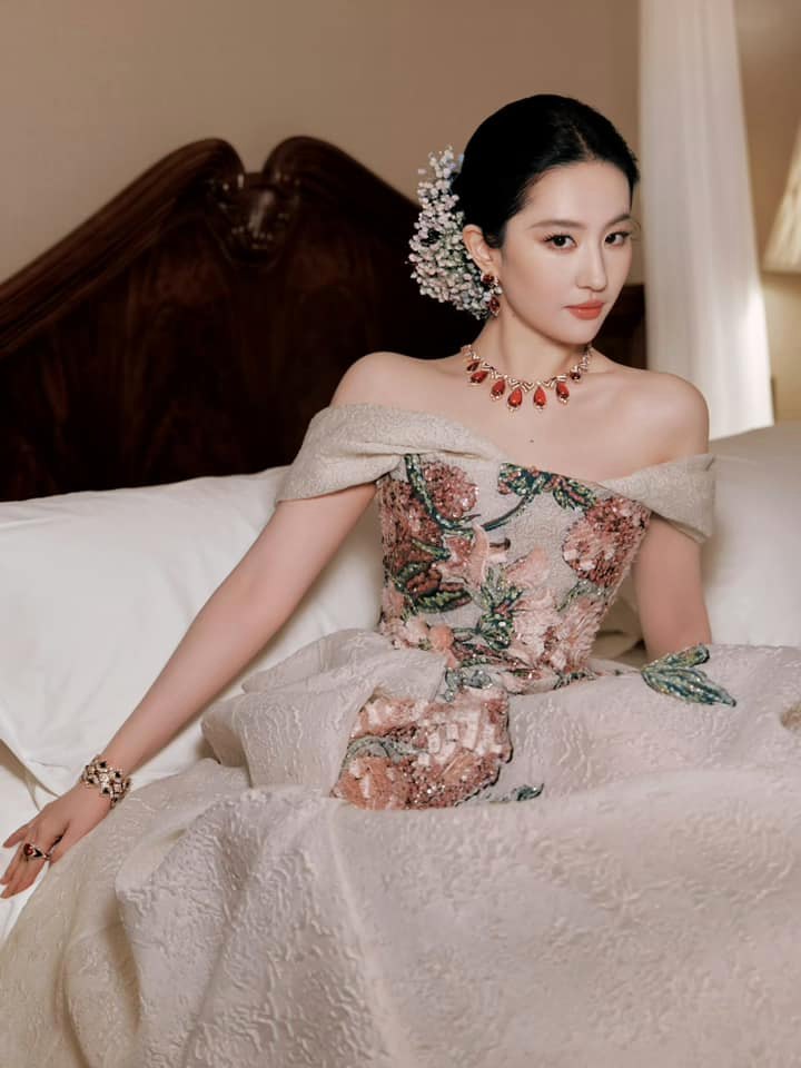 Nhìn ảnh mới của Lưu Diệc Phi mới thấy: Nét tướng “ngậm ngọc trong miệng”, cả đời hưởng phú quý- Ảnh 6.