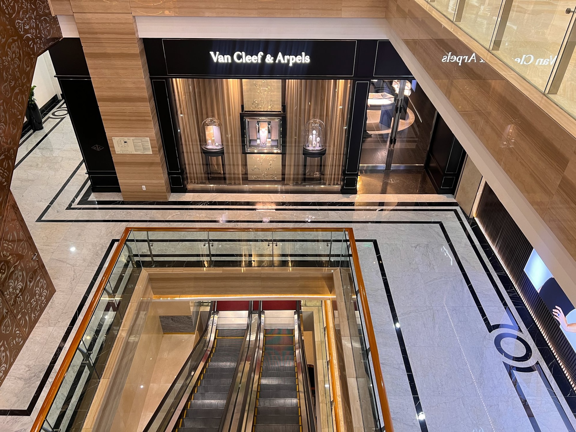 Ngắm tòa nhà đầu tiên kết nối với ga metro: Nơi Hermès, Dior, Bvlgari hội tụ, từng 'nằm trong tay' tỷ phú Phạm Nhật Vượng- Ảnh 8.