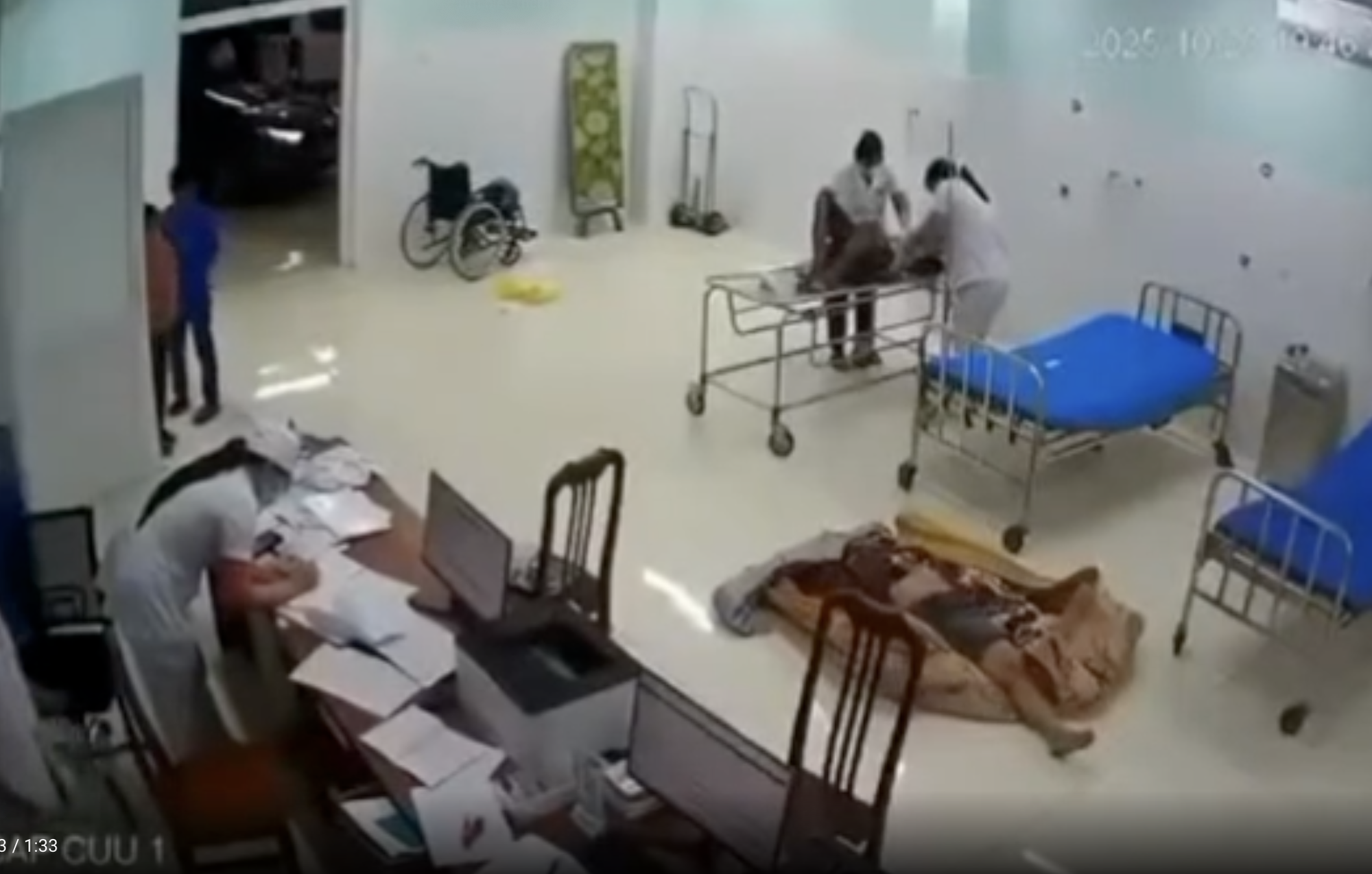 CLIP: Người đàn ông xông vào phòng trọ chém đôi nam nữ dã man- Ảnh 1.