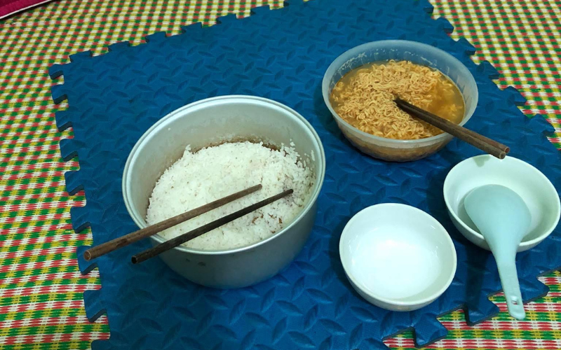 Bức ảnh cơm chan mì tôm của cặp vợ chồng thất nghiệp- Ảnh 1.