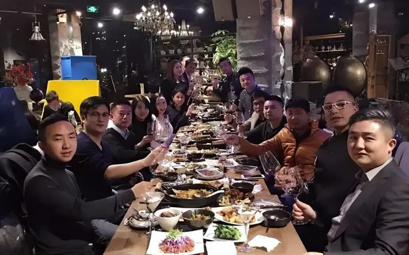 Đi họp lớp, ai cũng khoe thu nhập tiền tỷ, người bạn nghèo nhất nói một câu khiến tất cả câm nín- Ảnh 1. Đi họp lớp, ai cũng khoe thu nhập tiền tỷ, người bạn nghèo nhất nói một câu khiến tất cả câm nín- Ảnh 1.