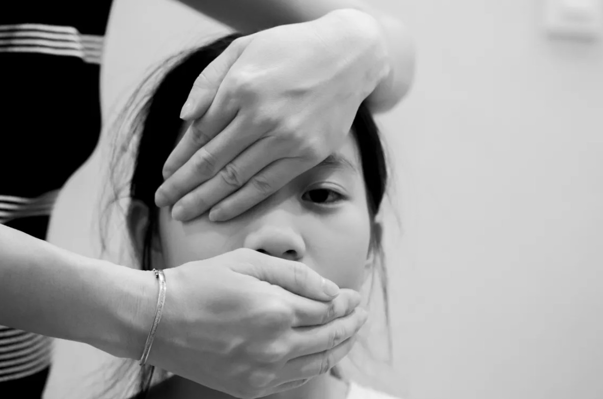 Bi kịch của những đứa trẻ bị bạo hành: Chúng sẽ lớn lên thế nào trong nỗi sợ về tình thân méo mó?- Ảnh 3.