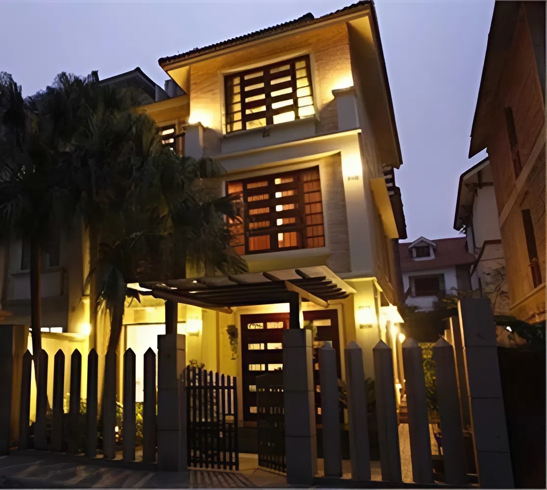 Nữ nghệ sĩ là 