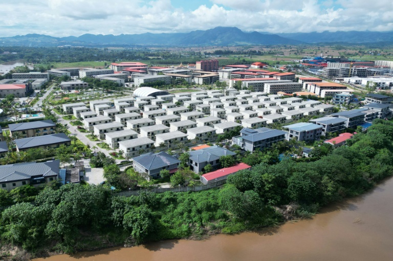 Đêm hỗn loạn ở biên giới Myanmar - Thái Lan: 700 người vượt sông tháo chạy khỏi 'đế chế lừa đảo' KK Park- Ảnh 1.