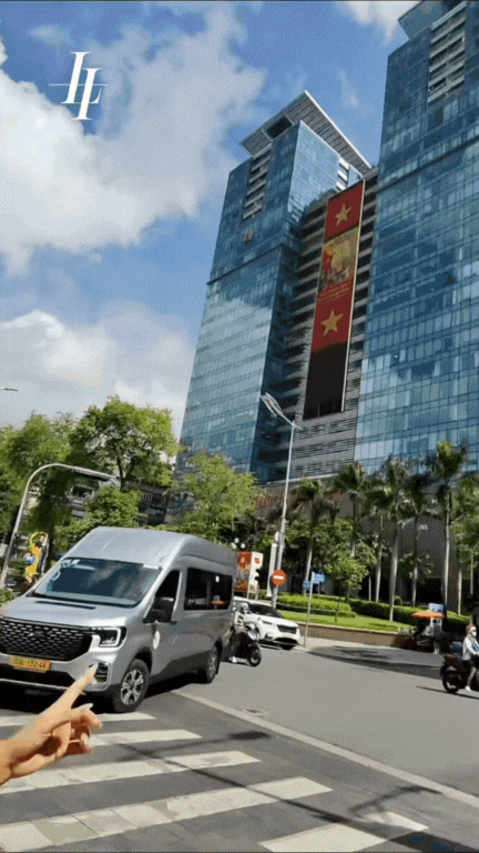 Căn chung cư 4 phòng ngủ giá 62 tỷ đồng khiến dân tình choáng váng: View thẳng ra Nhà thờ Đức Bà, riêng phòng khách đã rộng ngang 1 căn hộ tầm trung- Ảnh 1.