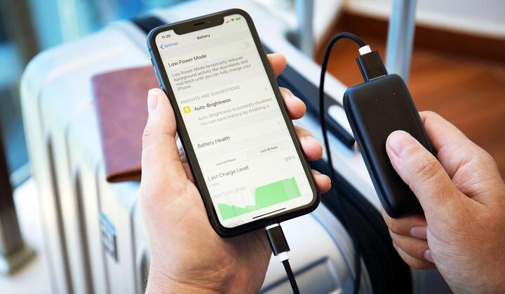 Vì sao đi máy bay không được để sạc dự phòng trong hành lý ký gửi?- Ảnh 1.