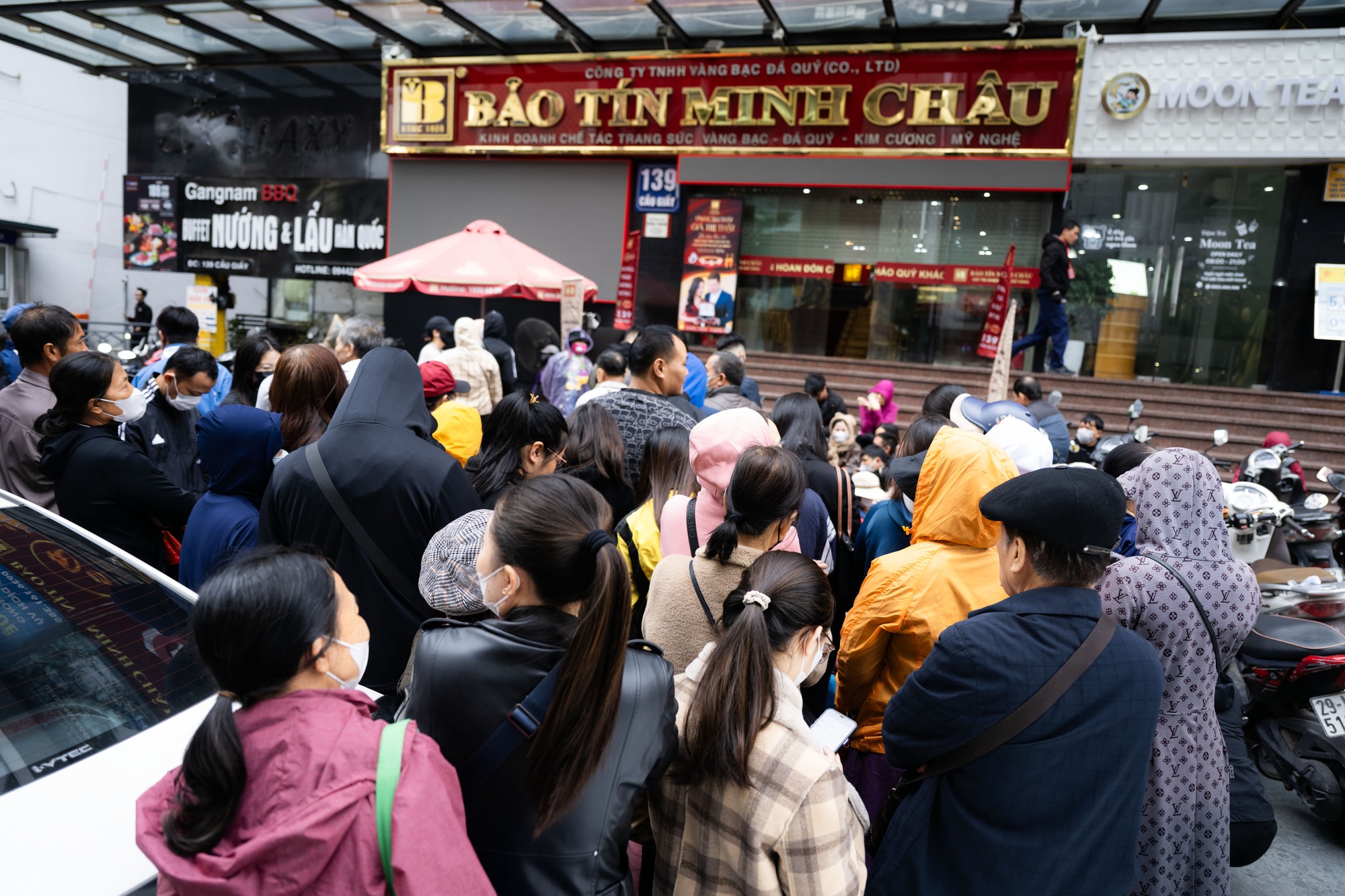 Sáng 24/10, giá vàng đảo chiều tăng mạnh, cảnh tượng mua bán ở cửa hàng vàng hot nhất Hà Nội gây bất ngờ- Ảnh 8.