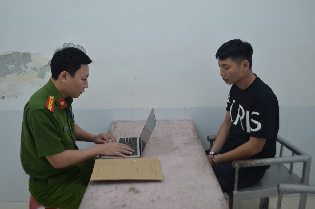 Lời khai gây phẫn nộ của Bàn Văn Vỹ - đối tượng dùng dao tấn công khiến nhiều người bị thương tại Bệnh viện Sản Nhi Nghệ An- Ảnh 2. Lời khai gây phẫn nộ của Bàn Văn Vỹ - đối tượng dùng dao tấn công khiến nhiều người bị thương tại Bệnh viện Sản Nhi Nghệ An- Ảnh 2.