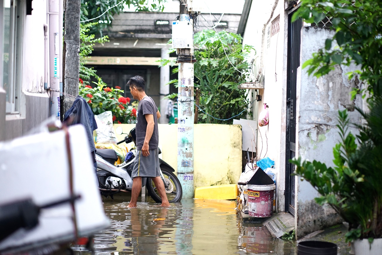 Khu phố tại TP.HCM chìm trong "biển" nước sáng 24/10: Người dân bì bõm đi làm, xe chết máy la liệt- Ảnh 4.