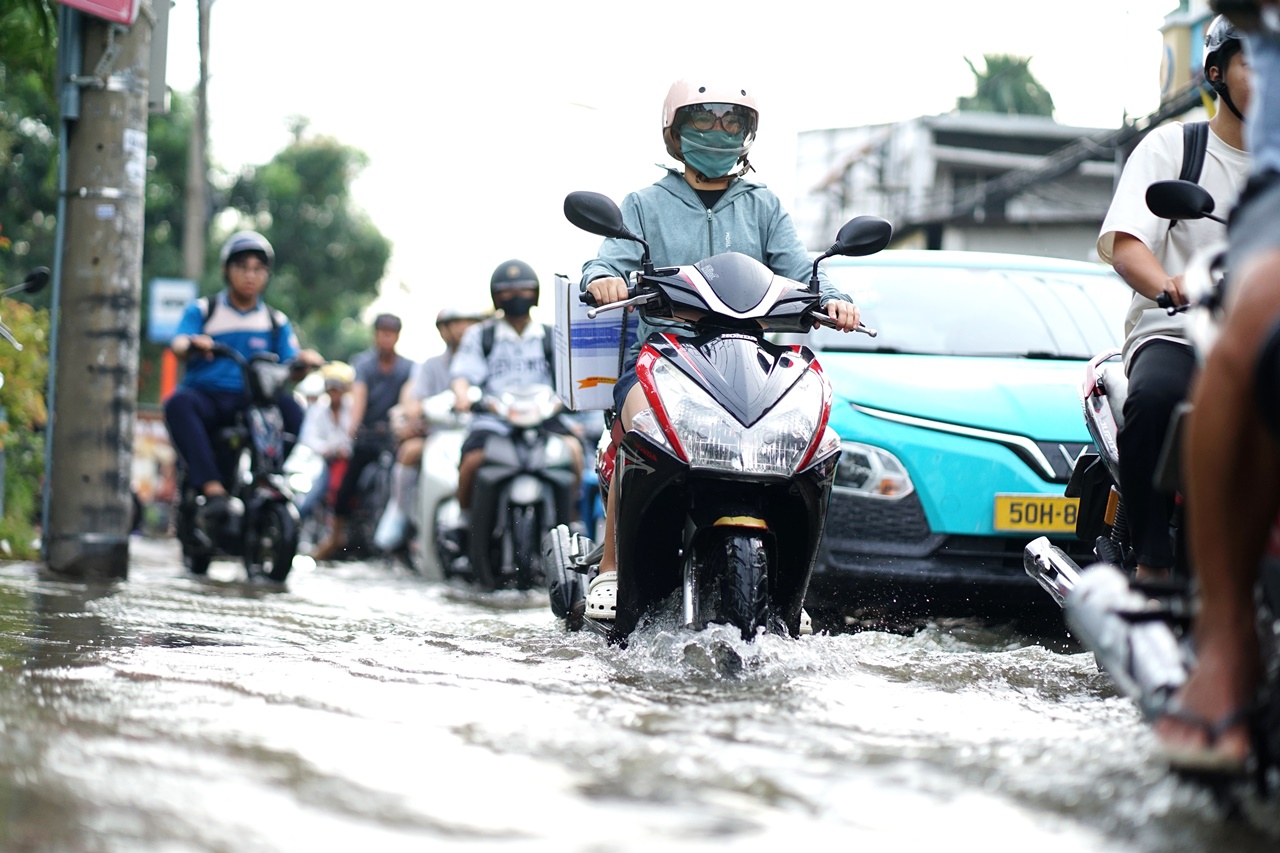 Khu phố tại TP.HCM chìm trong "biển" nước sáng 24/10: Người dân bì bõm đi làm, xe chết máy la liệt- Ảnh 1.