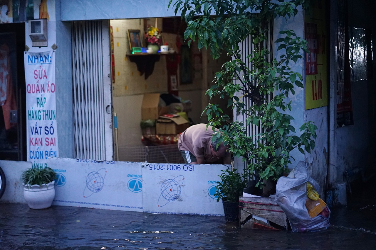 Khu phố tại TP.HCM chìm trong "biển" nước sáng 24/10: Người dân bì bõm đi làm, xe chết máy la liệt- Ảnh 2.