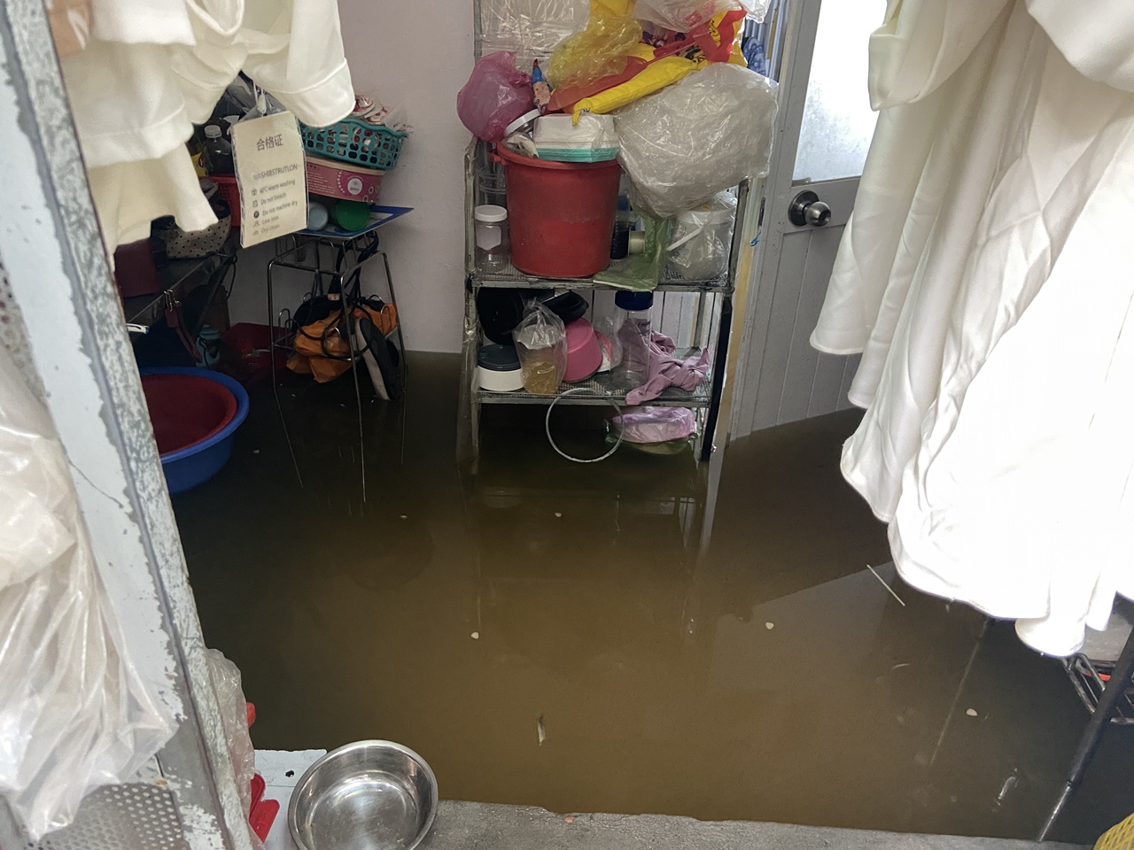 Khu phố tại TP.HCM chìm trong "biển" nước sáng 24/10: Người dân bì bõm đi làm, xe chết máy la liệt- Ảnh 6.