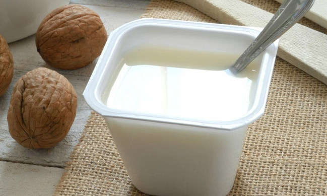 Sữa chua bị hỏng khi trên bề mặt xuất hiện một lớp nước? Đây là sự thật- Ảnh 1.