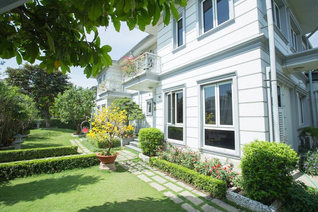 Nữ nghệ sĩ là 