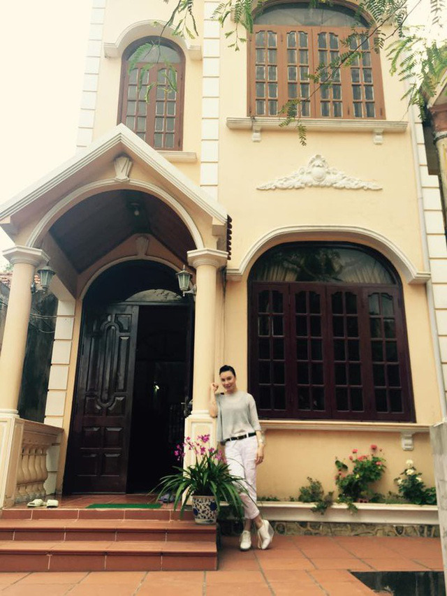 Nữ nghệ sĩ là 