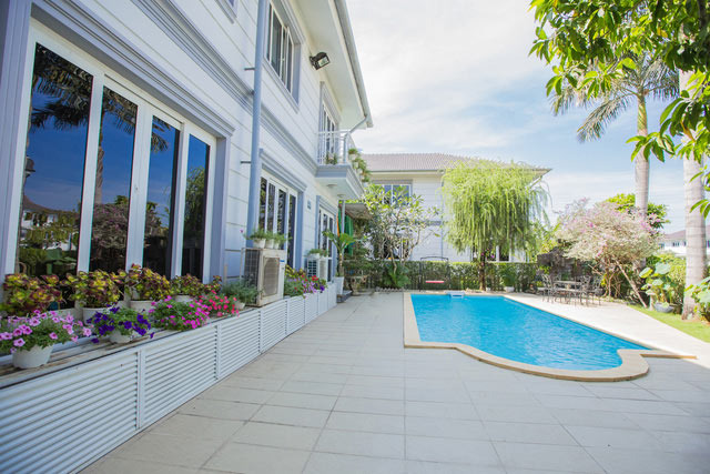 Nữ nghệ sĩ là 