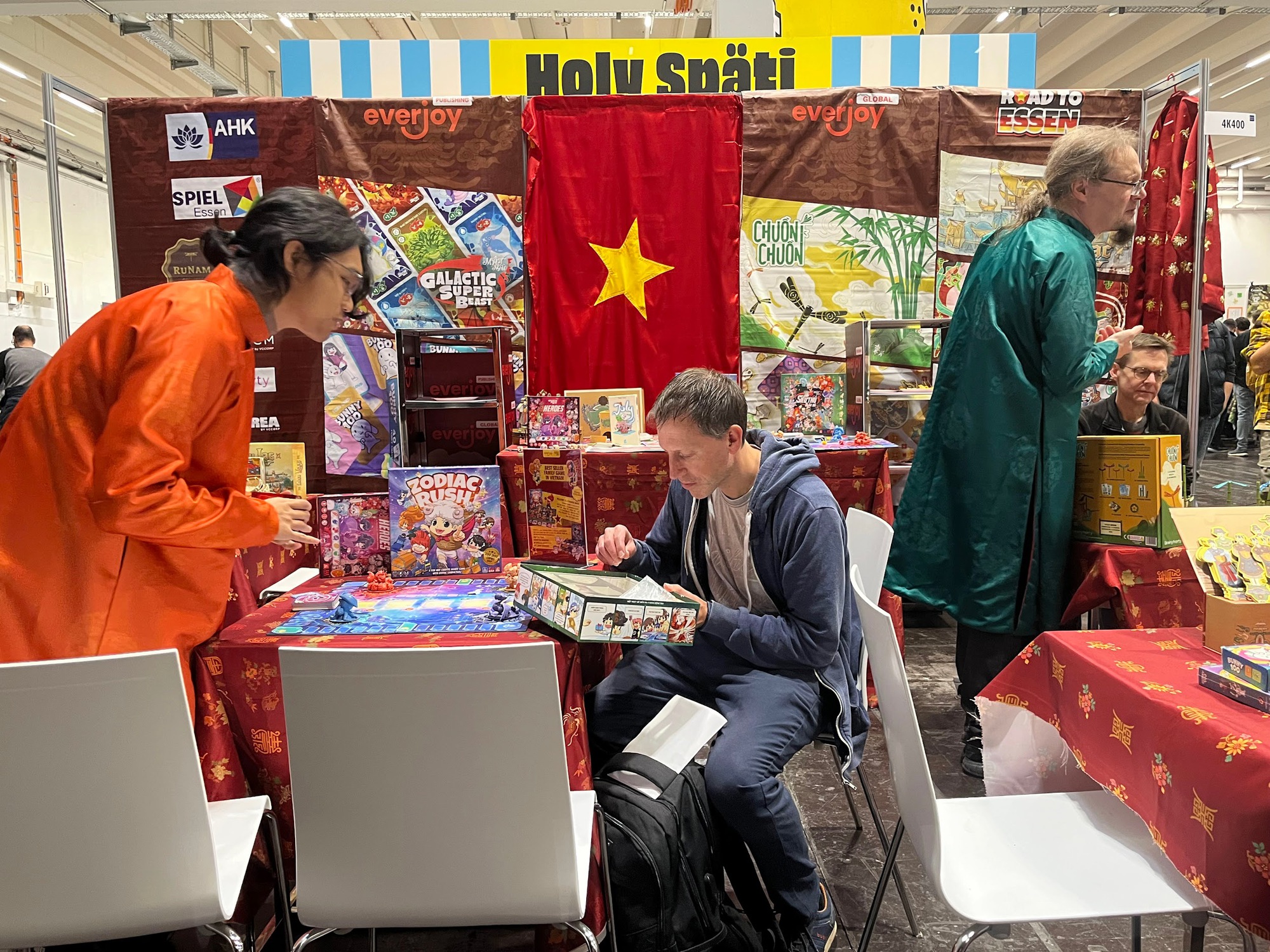Everjoy Publishing tại SPIEL Essen 2025: Hành trình văn hoá Việt Nam giữa trái tim ngành board game thế giới- Ảnh 7. Everjoy Publishing tại SPIEL Essen 2025: Hành trình văn hoá Việt Nam giữa trái tim ngành board game thế giới- Ảnh 7.