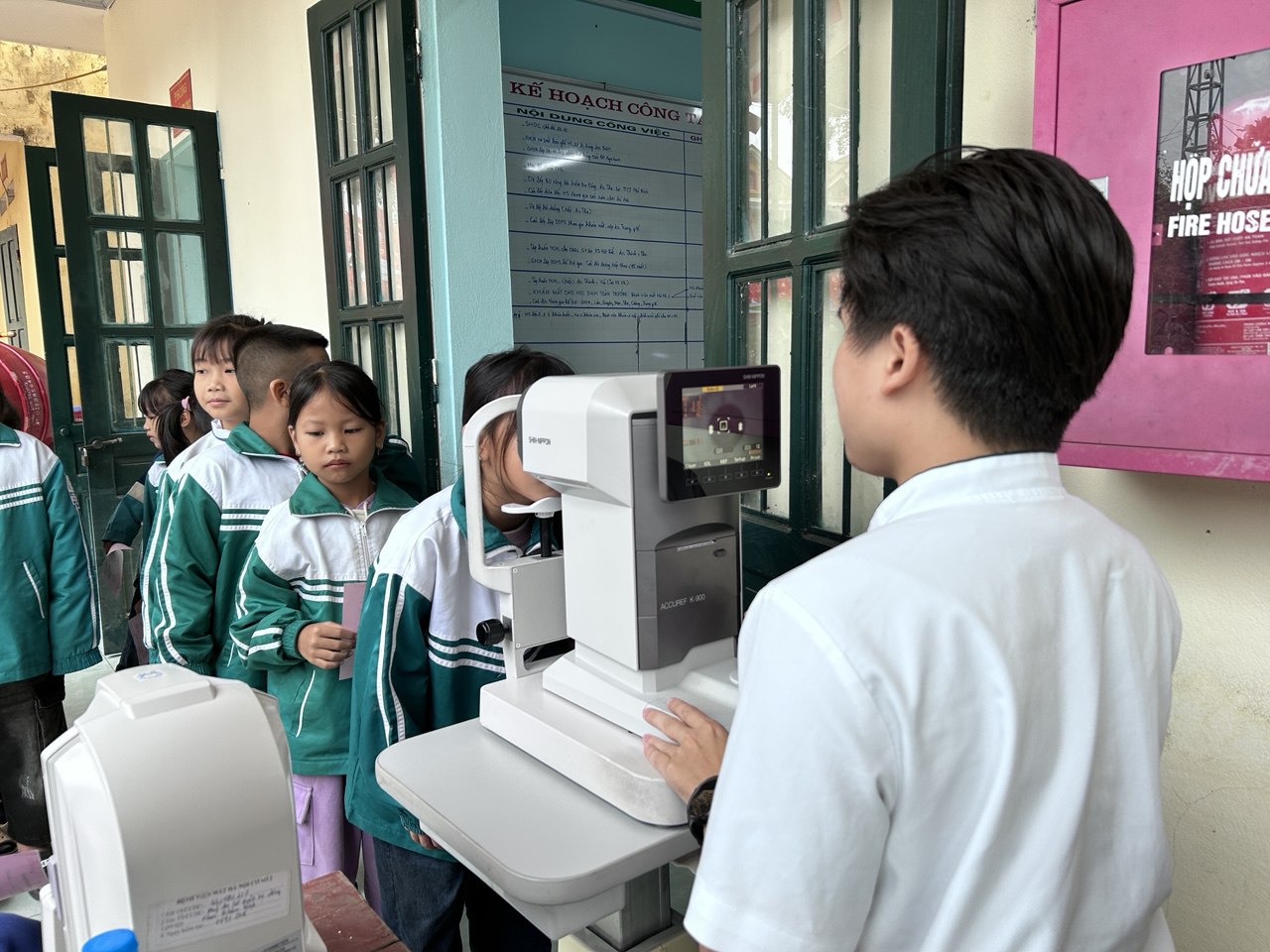 Bé trai 10 tuổi khẳng định "nhìn rõ", kết quả khám cận 10 độ!- Ảnh 2.