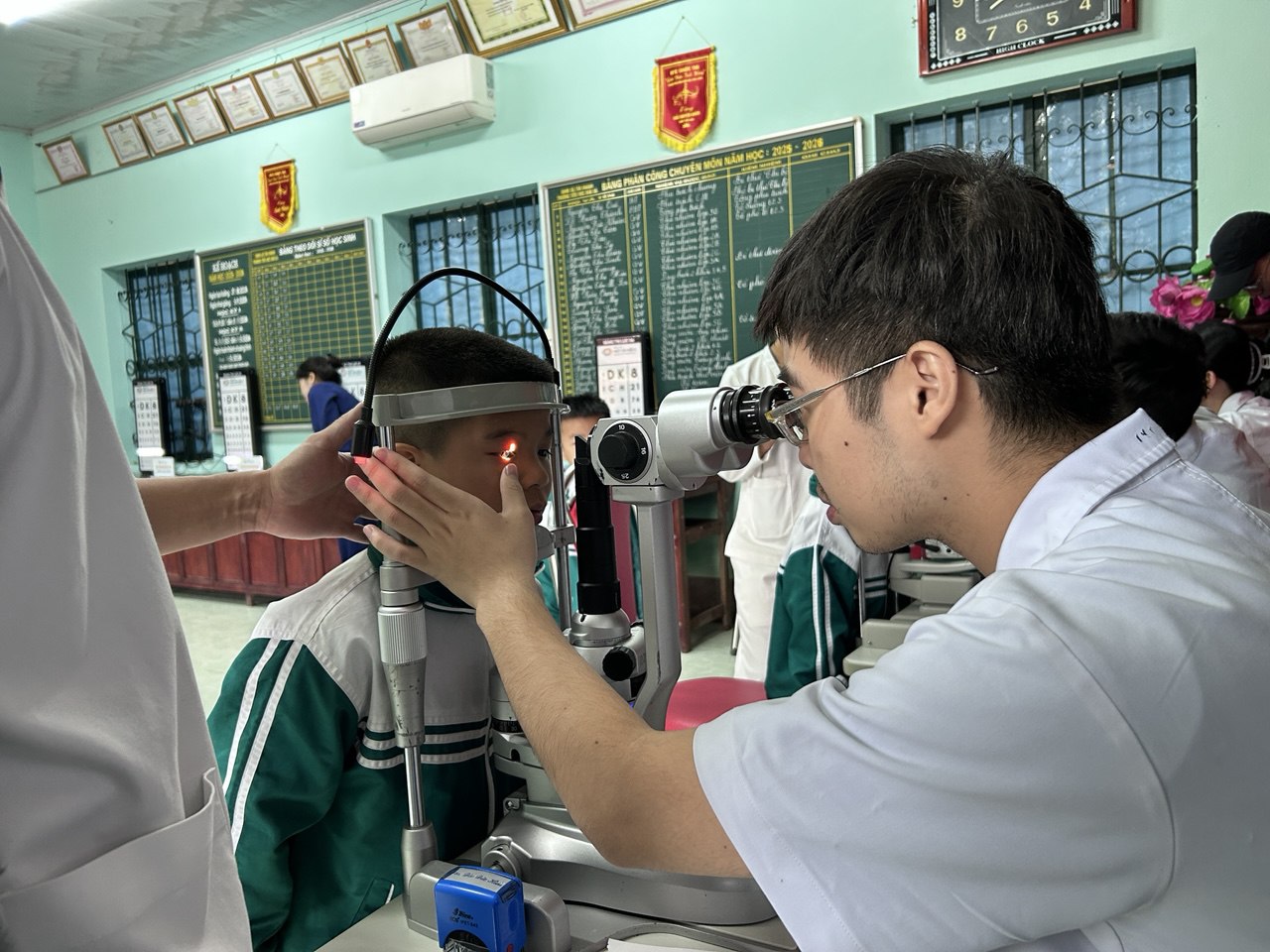Bé trai 10 tuổi khẳng định "nhìn rõ", kết quả khám cận 10 độ!- Ảnh 4.