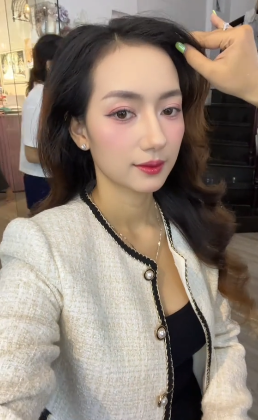 "Mẹ chồng trẻ nhất nước", giống diễn viên Phương Anh Đào: Danh tính hé lộ điều thú vị- Ảnh 9. "Mẹ chồng trẻ nhất nước", giống diễn viên Phương Anh Đào: Danh tính hé lộ điều thú vị- Ảnh 9.