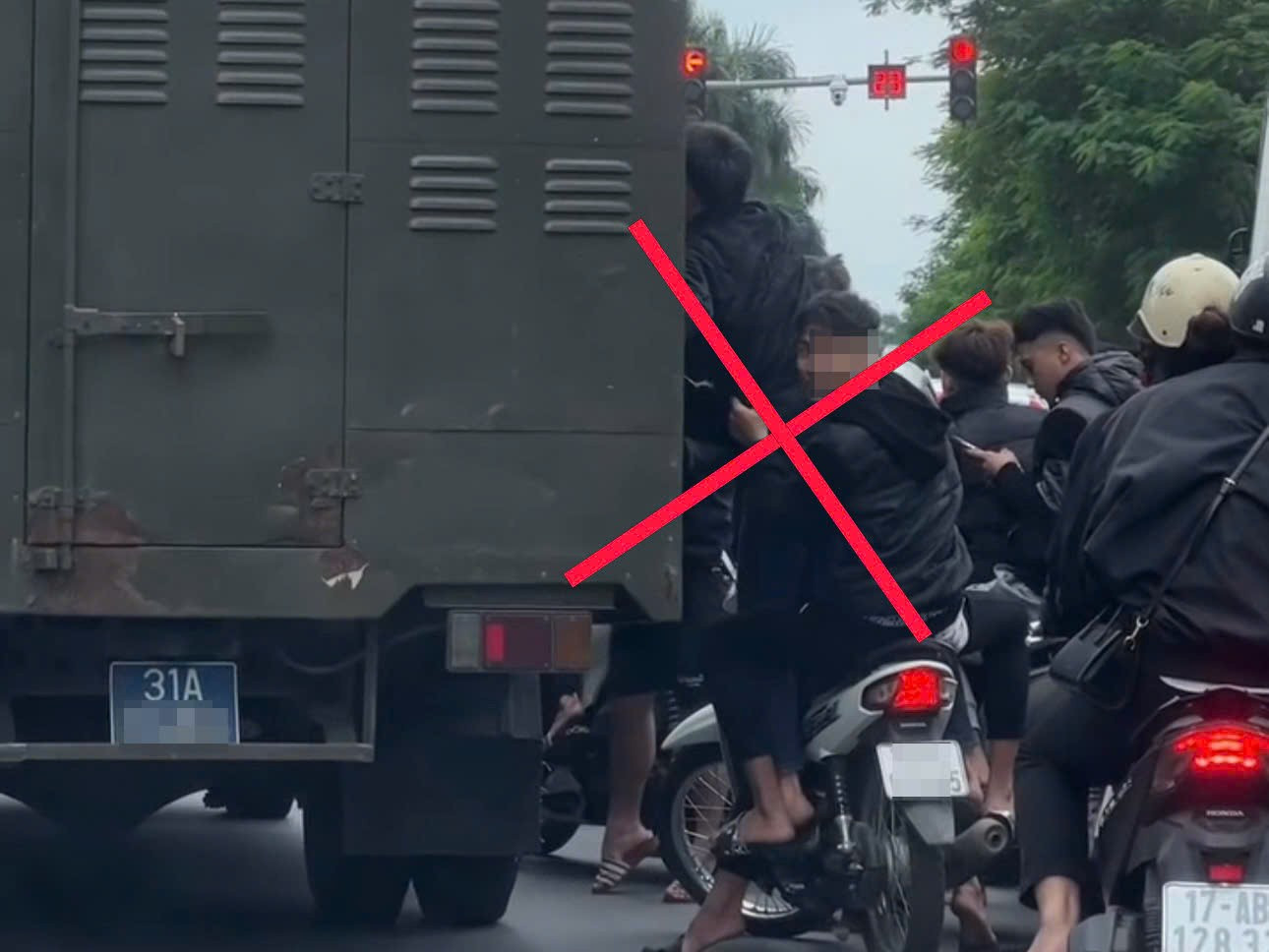 CSGT Hà Nội xử lý nhóm thanh niên ‘đầu trần’ đi xe máy, bám vào xe chở phạm nhân- Ảnh 2.