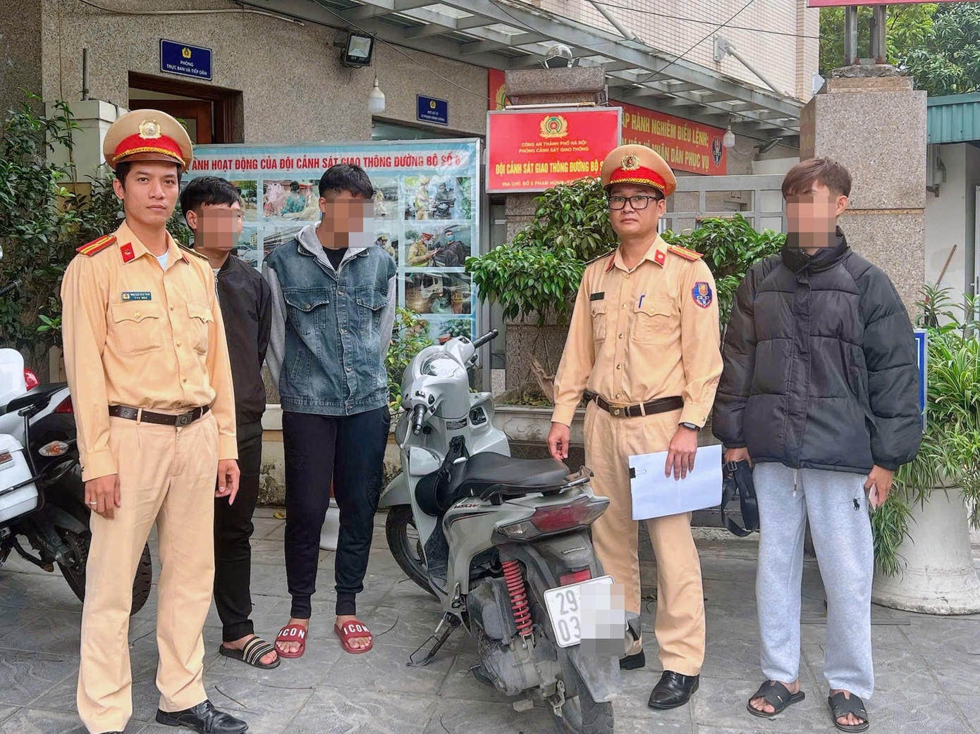 CSGT Hà Nội xử lý nhóm thanh niên ‘đầu trần’ đi xe máy, bám vào xe chở phạm nhân- Ảnh 1.