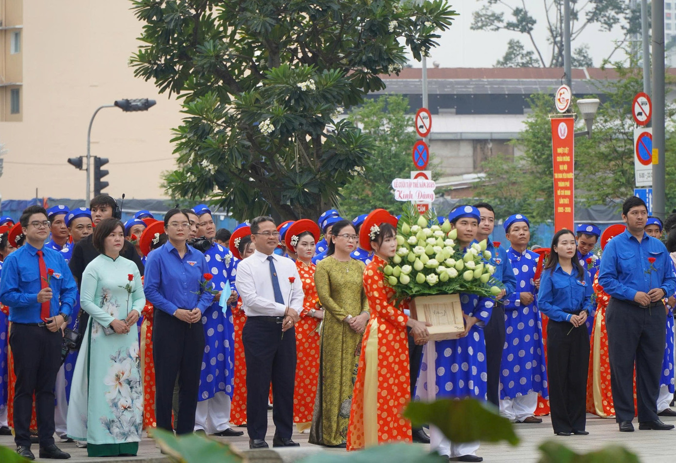 Khoảnh khắc hạnh phúc của 50 đôi uyên ương trong lễ cưới tập thể- Ảnh 1.