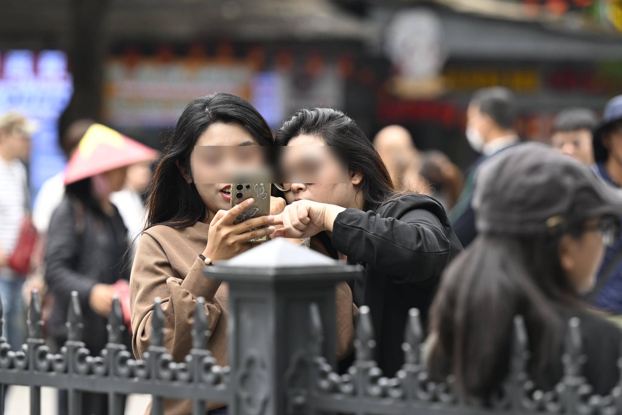 Công an dẹp hàng cốm lấn chiếm hè phố Nhà Thờ, các  Công an dẹp hàng cốm lấn chiếm hè phố Nhà Thờ, các